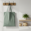 Bolsa reutilizable verde salvia colgada en gancho de madera
